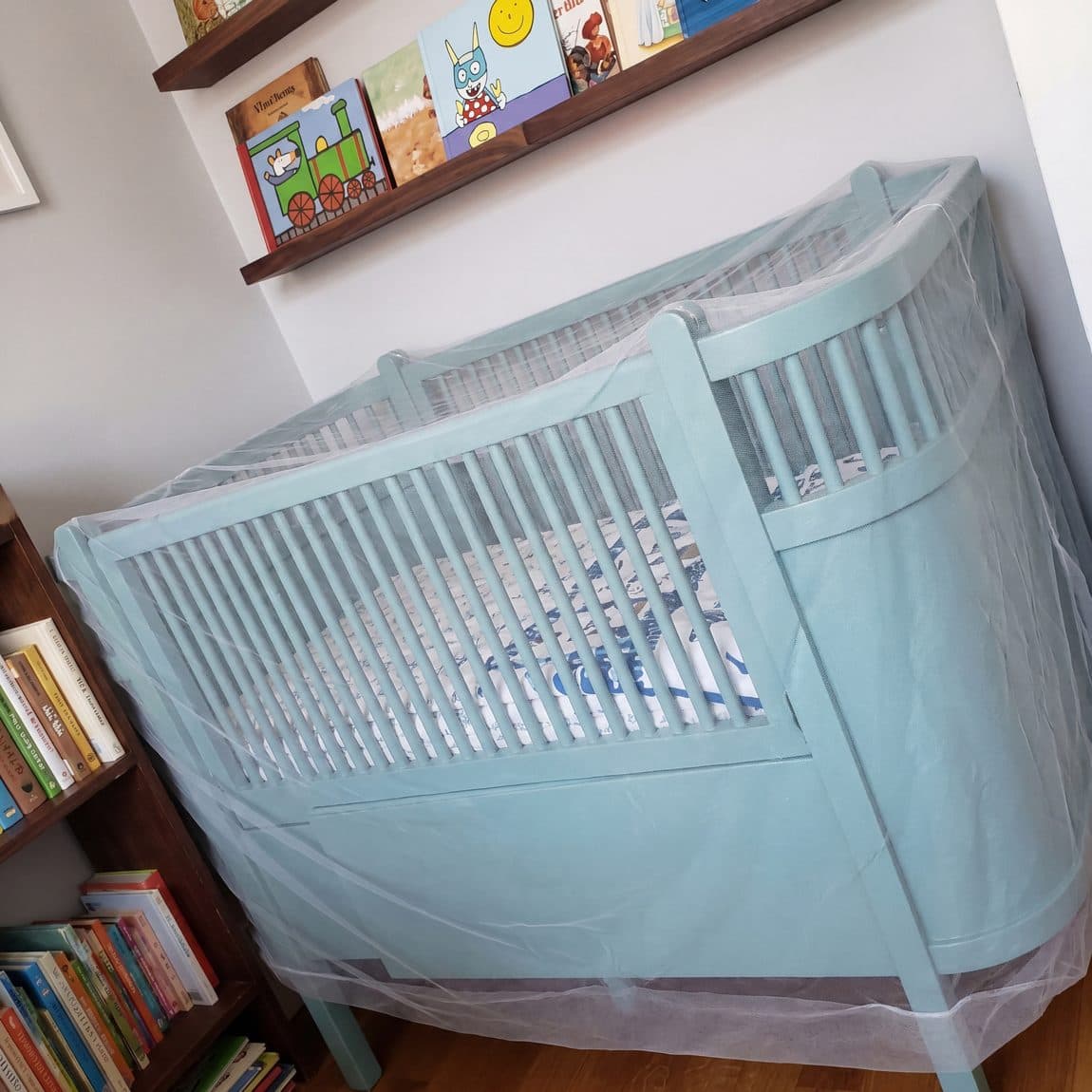 Bambino Dorme cot net, side view