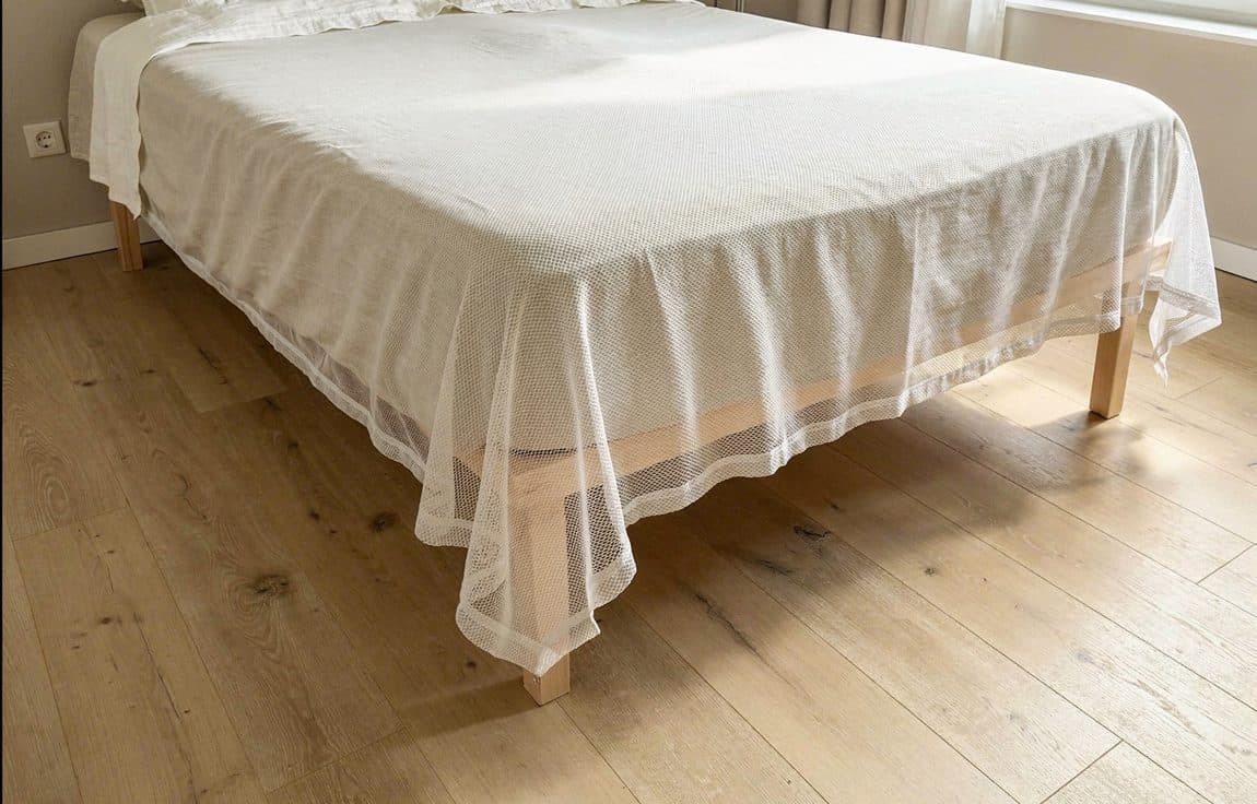 Mosticare Materasso fitted mattress net on a bed
