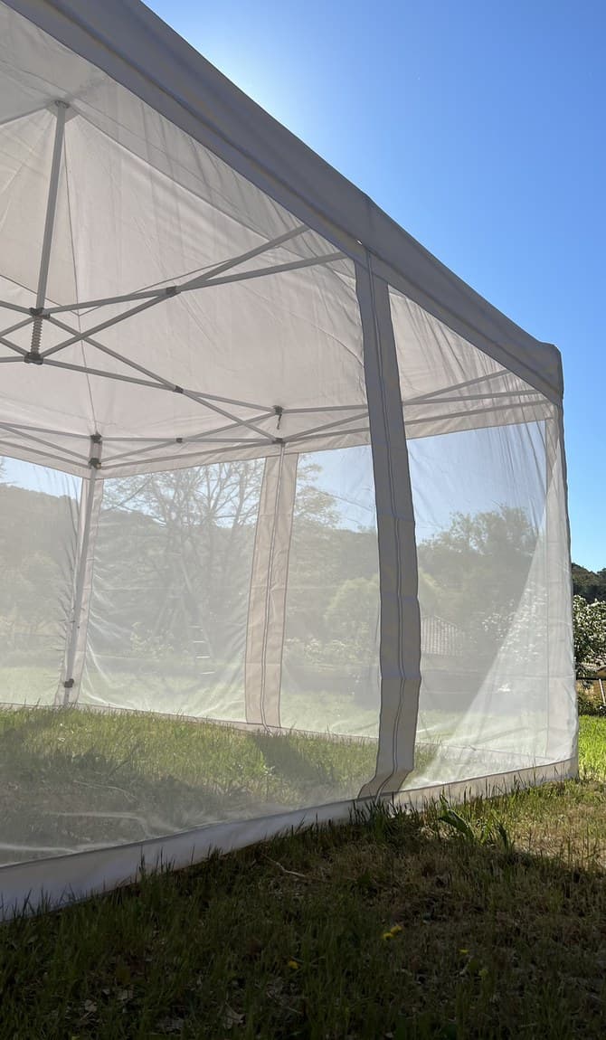 Terrazza Uno pavilion, close detail of the mesh wall and zip door