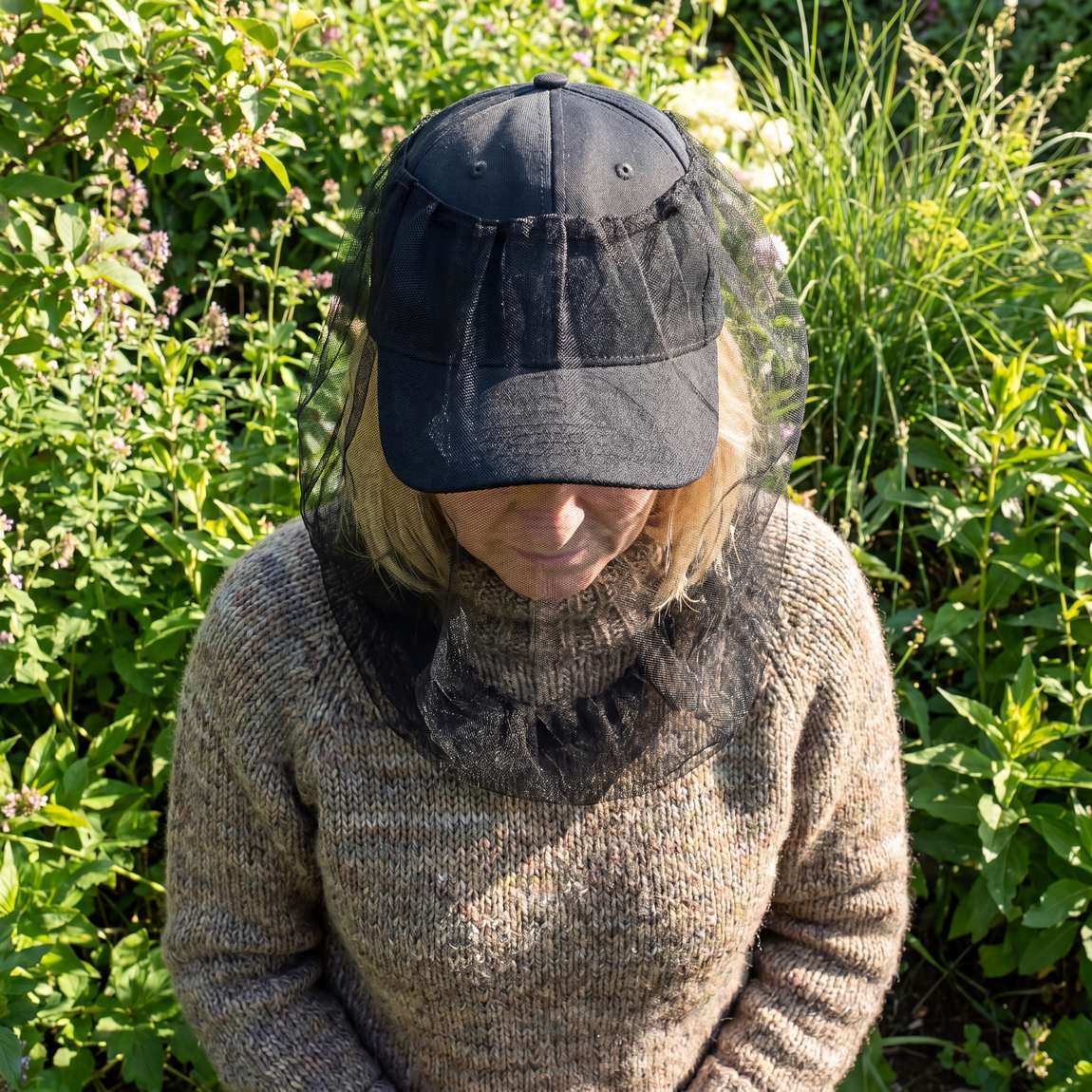 Volto Medio head net worn outdoors
